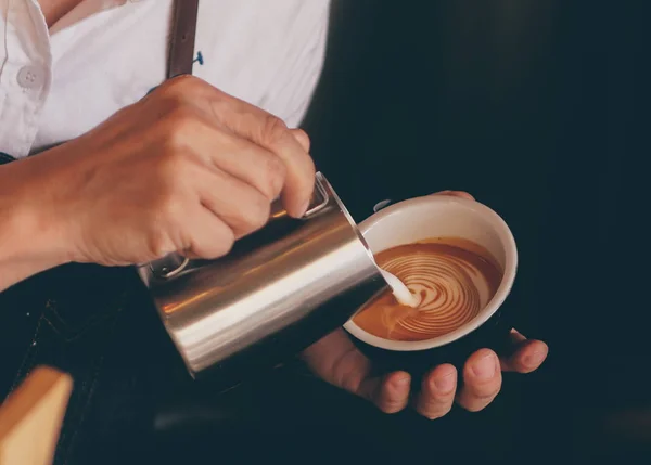 Close Barista Hand Macht Eine Tasse Kaffee — Stockfoto