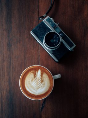 Kahve latte sanat ve vintage fotoğraf makinesi kahve dükkanı kafede üstten görünüm