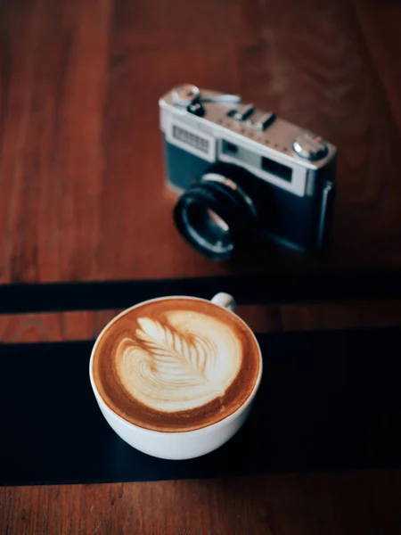 Καφέ Latte Τέχνη Ξύλινο Τραπέζι — Φωτογραφία Αρχείου