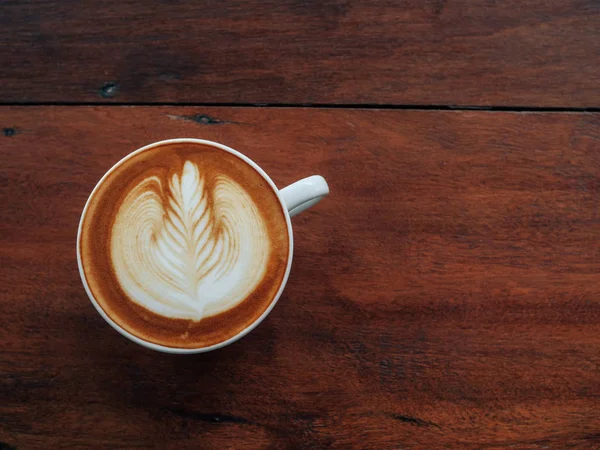 Pemandangan Atas Dari Seni Latte Kopi Pada Latar Belakang Meja — Stok Foto