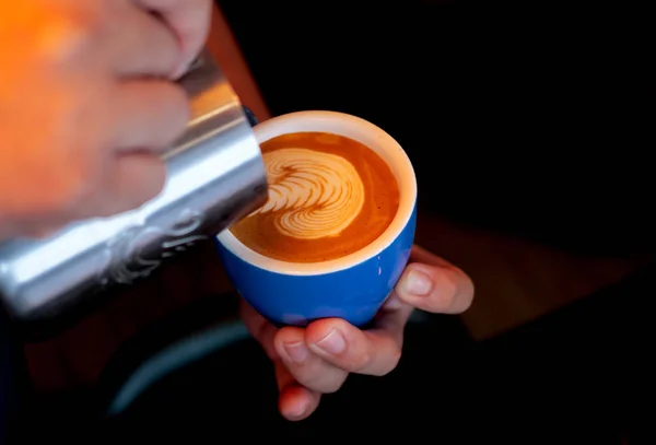 Nahaufnahme Barista Hände Gießen Milch Für Kaffee Latte Art Café — Stockfoto