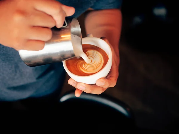 关闭咖啡店手浇牛奶 让咖啡咖啡馆里拿铁的艺术 — 图库照片
