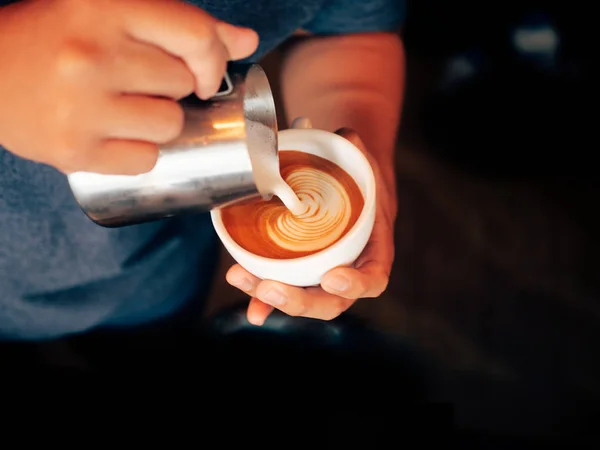 Nahaufnahme Barista Hände Gießen Milch Für Kaffee Latte Art Café — Stockfoto