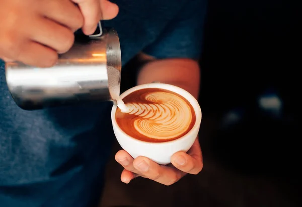 Cerrar Manos Barista Verter Leche Para Hacer Café Latte Arte —  Fotos de Stock