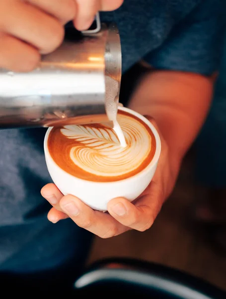 Cerrar Manos Barista Verter Leche Para Hacer Café Latte Arte —  Fotos de Stock