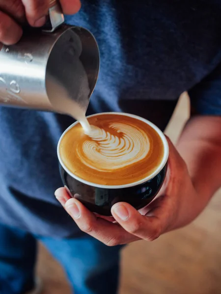 Stäng Upp Barista Händer Hälla Mjölk För Göra Kaffe Latte — Stockfoto