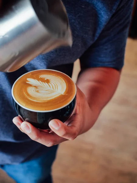 Nahaufnahme Barista Hände Gießen Milch Für Kaffee Latte Art Café — Stockfoto