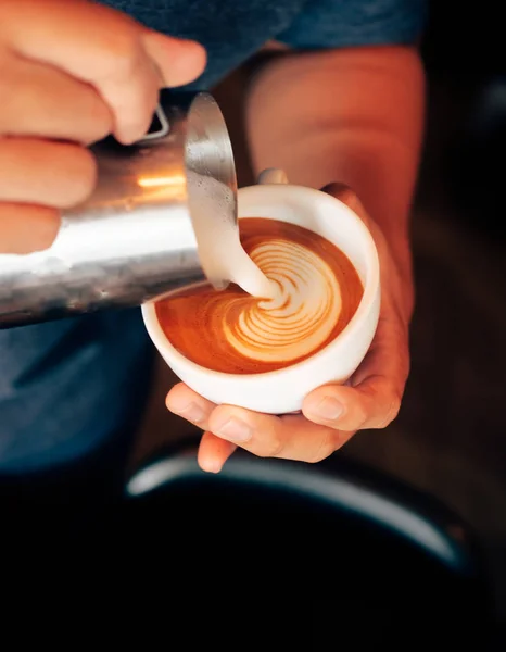 关闭咖啡店手浇牛奶 让咖啡咖啡馆里拿铁的艺术 — 图库照片