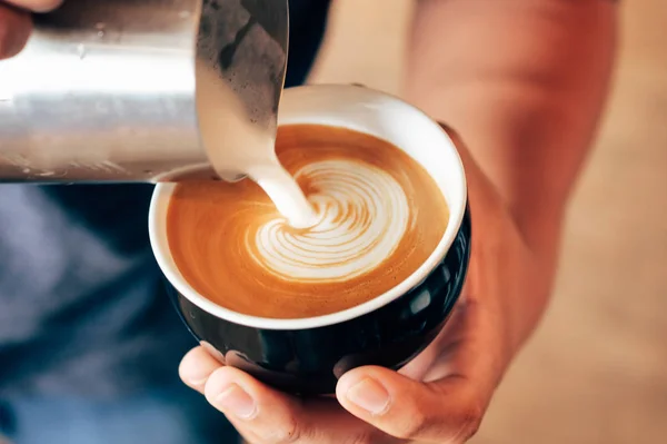 Close Barista Mani Versando Latte Fare Arte Caffellatte Caffè Caffetteria — Foto Stock