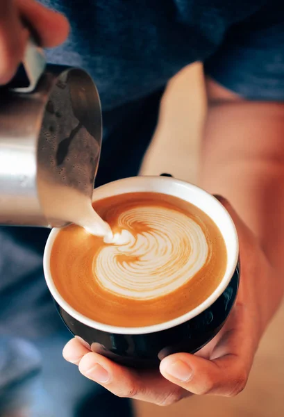 Close Barista Mani Versando Latte Fare Arte Caffellatte Caffè Caffetteria — Foto Stock