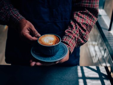 Kafede kahve fincanı holding adam eller yukarı kapatın.