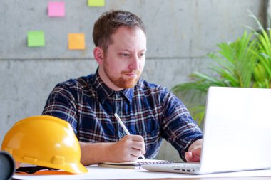 Akıllı enginering ofiste onun laptop ile çalışma.