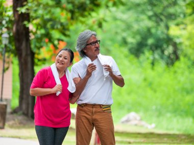 İnşaat Mühendisi bilgisayar ile site bina çalışma