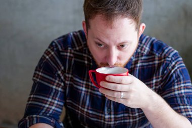 Akıllı enginering içki kahve ofisinde.