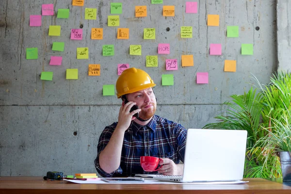 Smart Enginering Arbeitet Mit Seinem Laptop Büro — Stockfoto