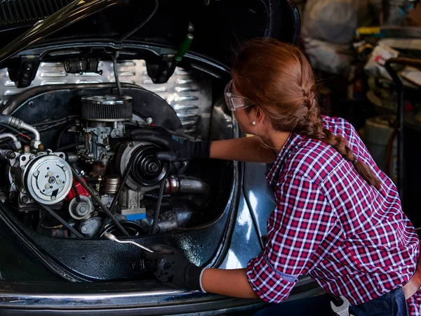 Young Asian Engineer Woman Working Machine Factory — Stock Photo, Image