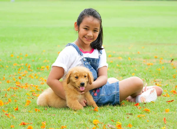 Pequeña Chica Asiática Jugando Con Lindo Perro Golden Retriever Parque — Foto de Stock