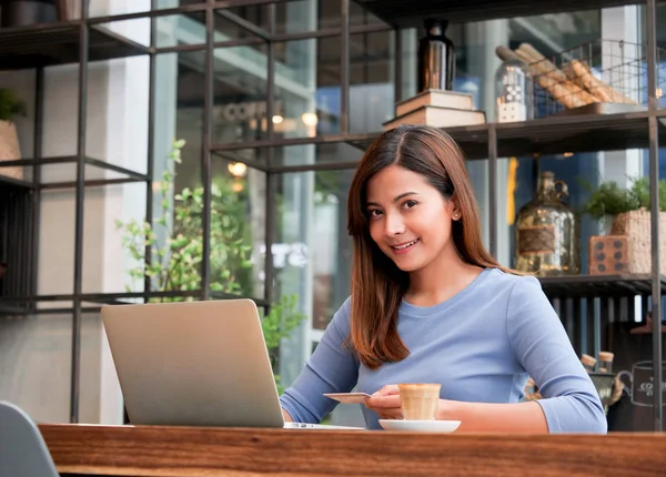 Asain Donna Che Lavora Con Computer Portatile Caffetteria — Foto Stock