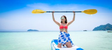 Phuket Adası Tayland Andaman mavi deniz ve mavi gökyüzü arka plan yeri kayık teknede Asyalı kadın Branner.
