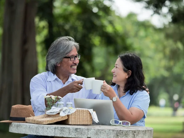 Glückliches Seniorenpaar Picknickt Gartenhaus — Stockfoto