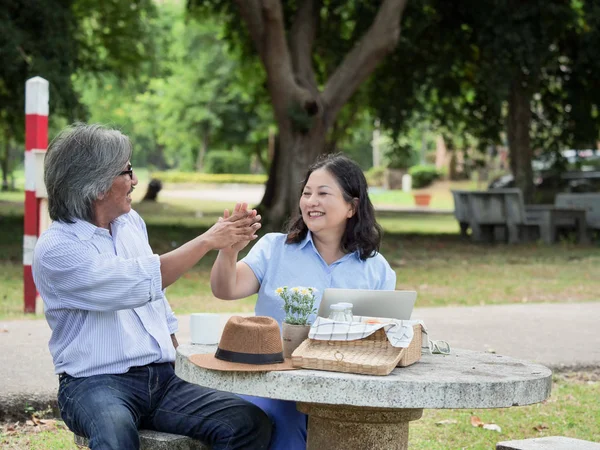 Feliz Casal Senior Fazendo Piquenique Casa Jardim — Fotografia de Stock