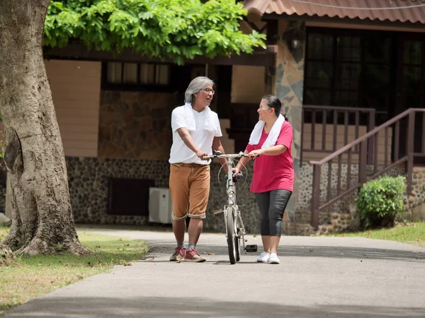 Casal Sênior Amante Cyling Park Health Conceito — Fotografia de Stock