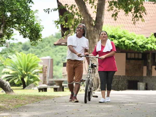 Casal Sênior Amante Cyling Park Health Conceito — Fotografia de Stock