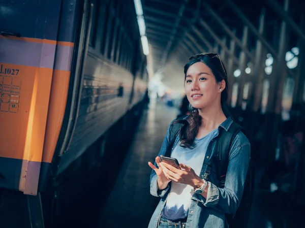Asiatisk Kvinna Reser Med Mobiltelefon — Stockfoto