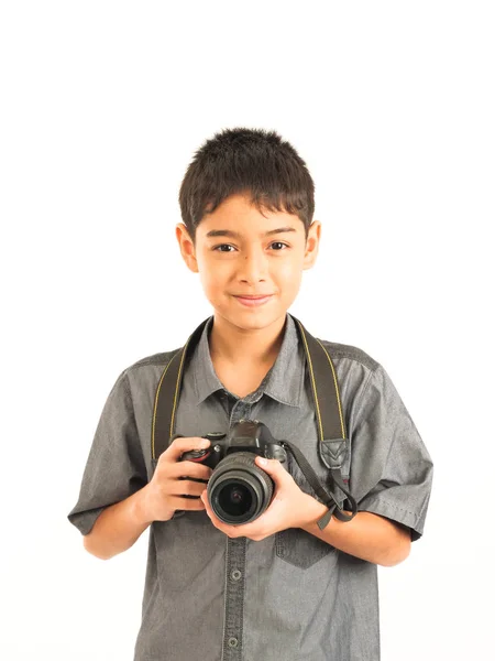 Азиатский мальчик с камерой DSLR на белом фоне — стоковое фото