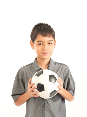 Beyaz arka planda futbol ile Asya çocuk