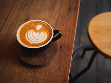 ahşap masa kafede kahve latte
