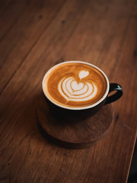 Kopi latte di meja kayu di kafe — Stok Foto