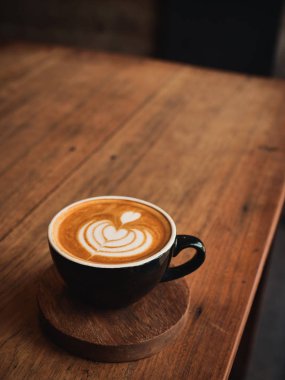 ahşap masa kafede kahve latte