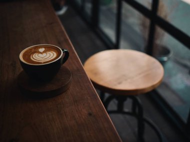 ahşap masa kafede kahve latte