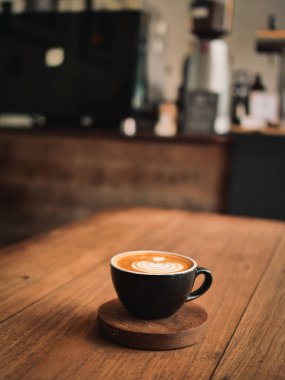 ahşap masa kafede kahve latte