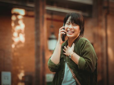 Asyalı kadın alışveriş merkezi mutlu ruh hali ile Smartphone kullanarak