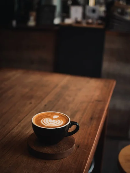 Café latte sur le bureau en bois dans le café — Photo