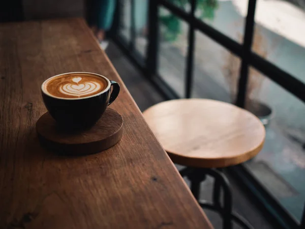 Καφές latte στο ξύλινο γραφείο στην καφετέρια — Φωτογραφία Αρχείου