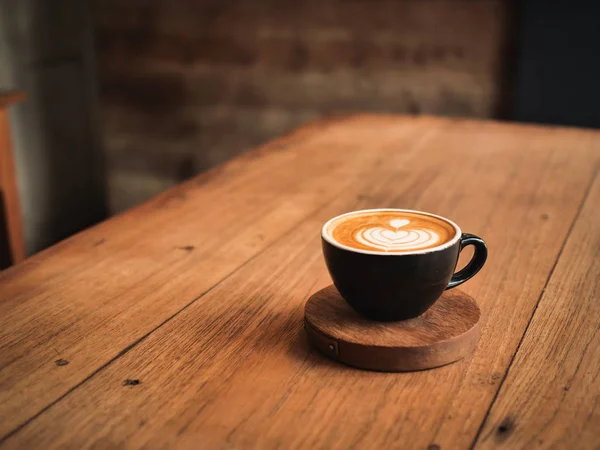 Café latte na mesa de madeira no café — Fotografia de Stock