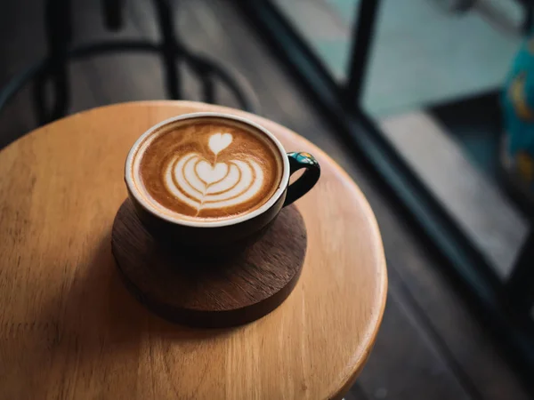 Café latte na mesa de madeira no café — Fotografia de Stock