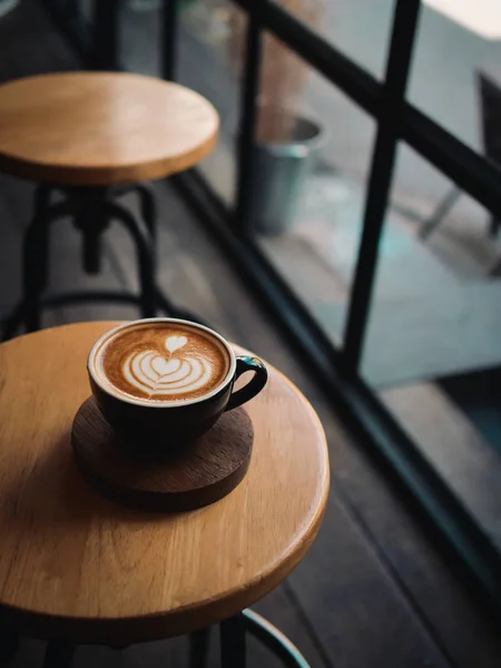 Kaffe latte på trä skrivbordet i café — Stockfoto