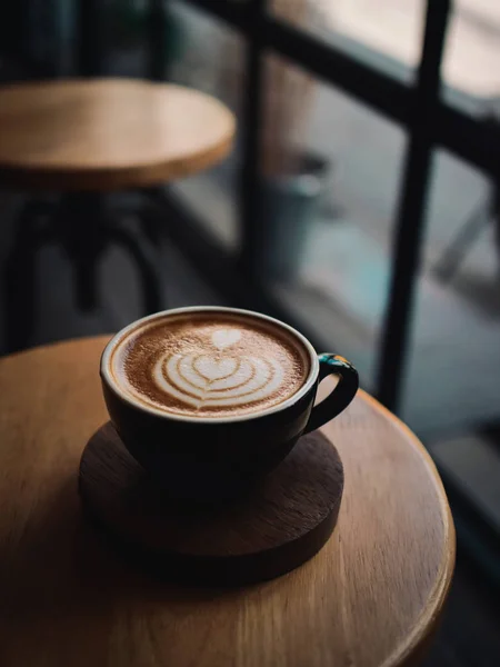 Kopi latte di meja kayu di kafe — Stok Foto