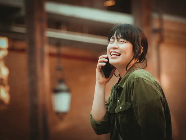 Asiatisk kvinna använda smartphone med glad stämning i köpcentrum — Stockfoto