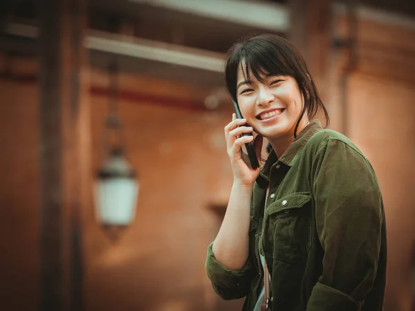 Asyalı kadın alışveriş merkezi mutlu ruh hali ile Smartphone kullanarak — Stok fotoğraf