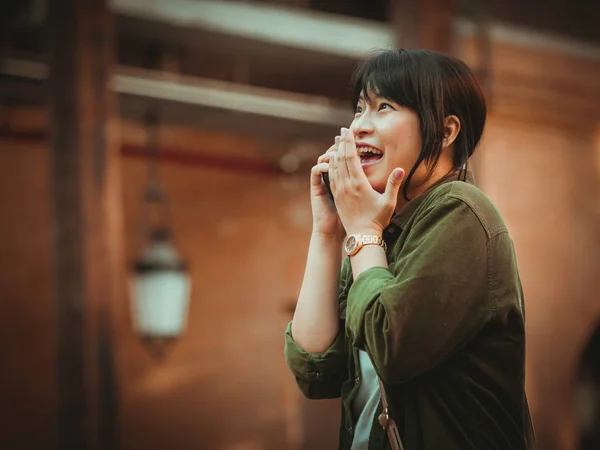 Asiatisk kvinna använda smartphone med glad stämning i köpcentrum — Stockfoto