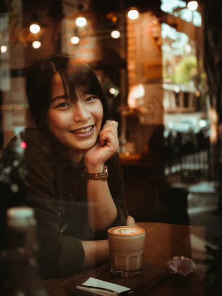 Mulher asiática bebendo café no café — Fotografia de Stock