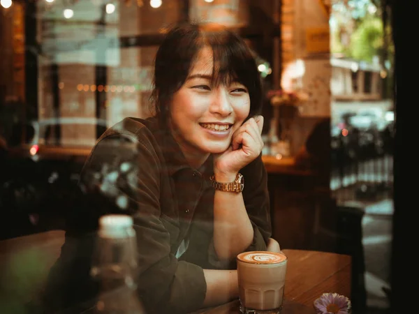 Asiatisk kvinna dricka kaffe i kaféet café — Stockfoto