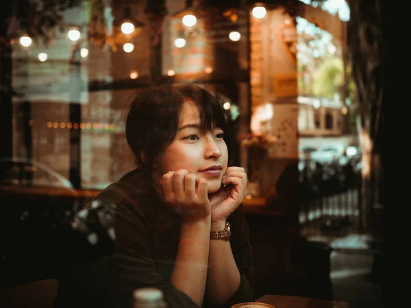 Mulher asiática bebendo café no café — Fotografia de Stock