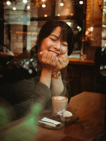 Mulher asiática bebendo café no café — Fotografia de Stock