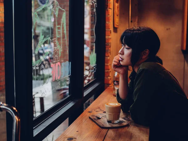 Mulher asiática bebendo café no café — Fotografia de Stock